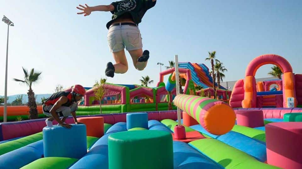 Por qué el humor amarillo es una opción imprescindible para la despedida de soltero