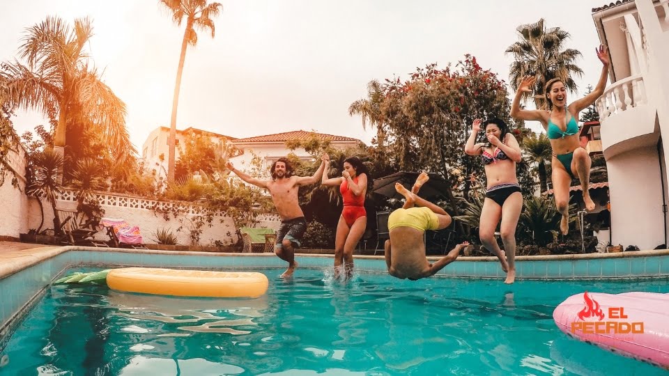 Cómo hacer una despedida de soltera en verano en una piscina