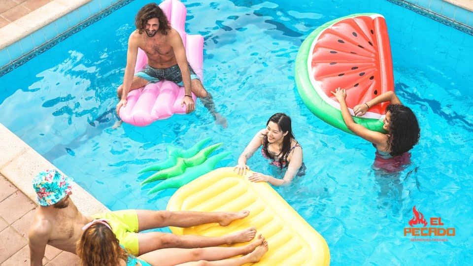 Planificación de una despedida con piscina