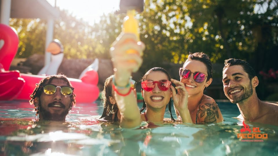 preparativos para una despedida con piscina