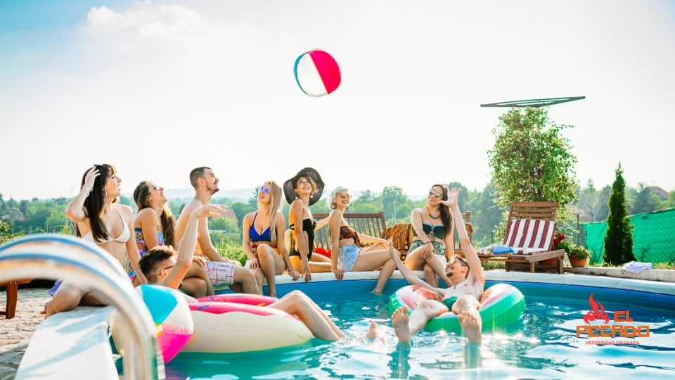 durante la despedida de soltera en la piscina